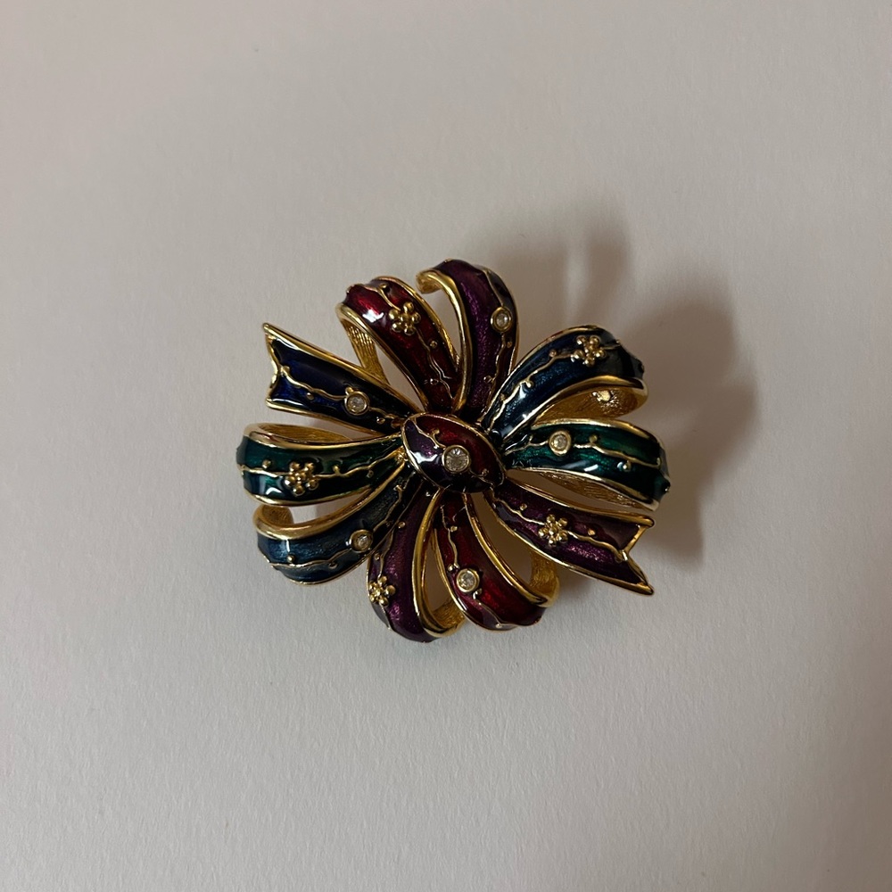 JOAN RIVERS GOLD TONEMULTI COLOR ENAMEL HOLIDAY BOW  PIN 2 1/8 "